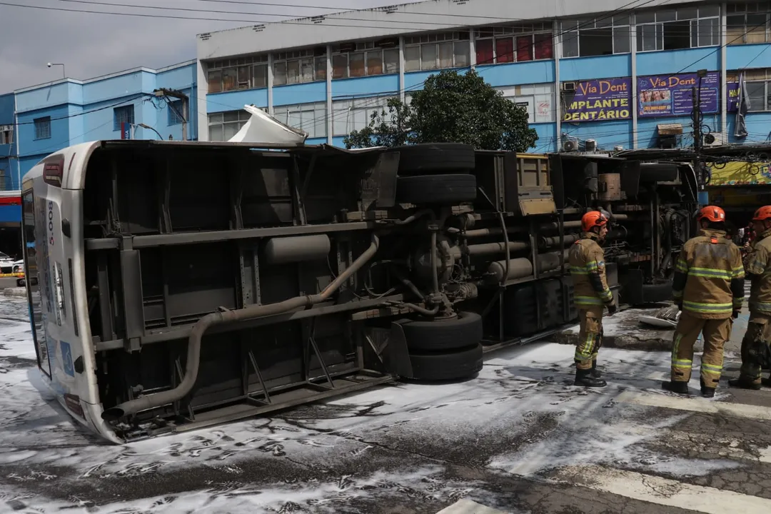 Ônibus capota e deixa feridos em São Gonçalo; veja imagens