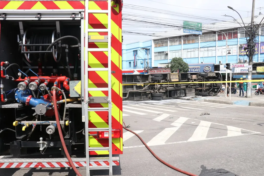 Ônibus capota e deixa feridos em São Gonçalo; veja imagens