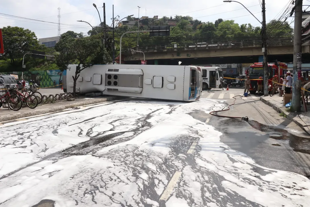 Ônibus capota e deixa feridos em São Gonçalo; veja imagens