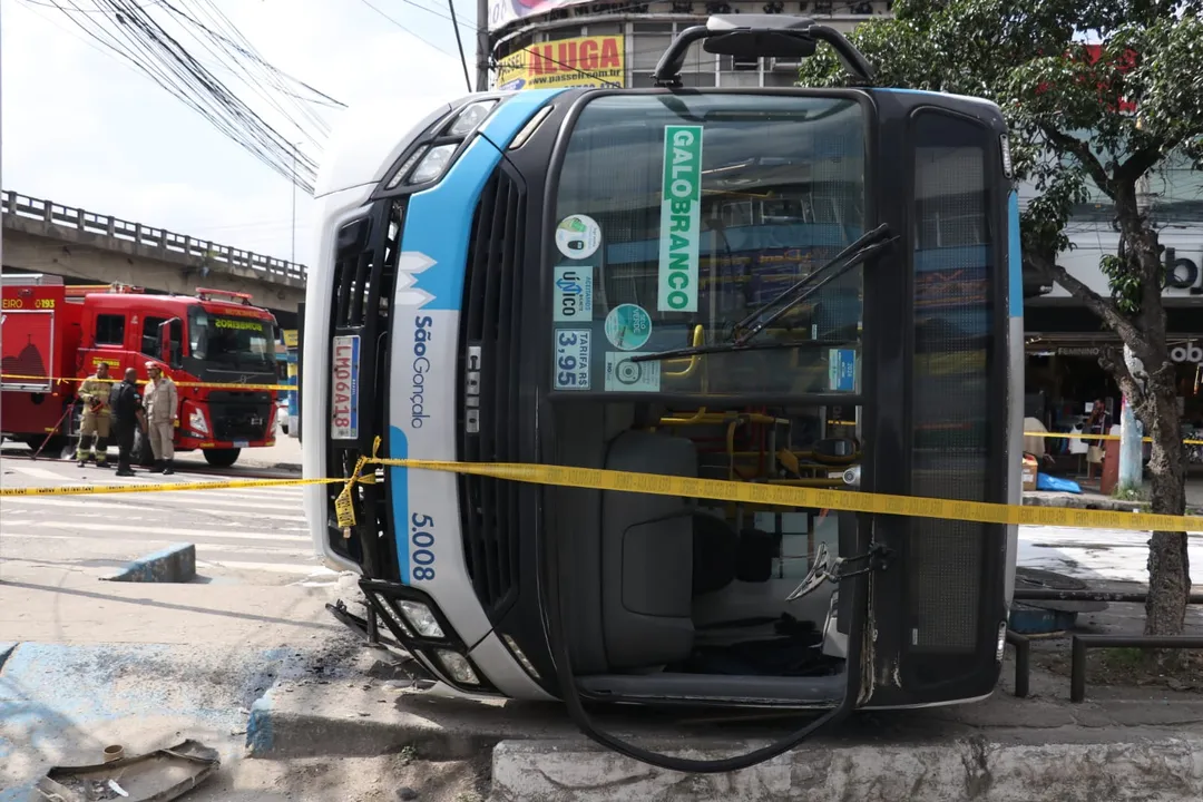 Ônibus capota e deixa feridos em São Gonçalo; veja imagens