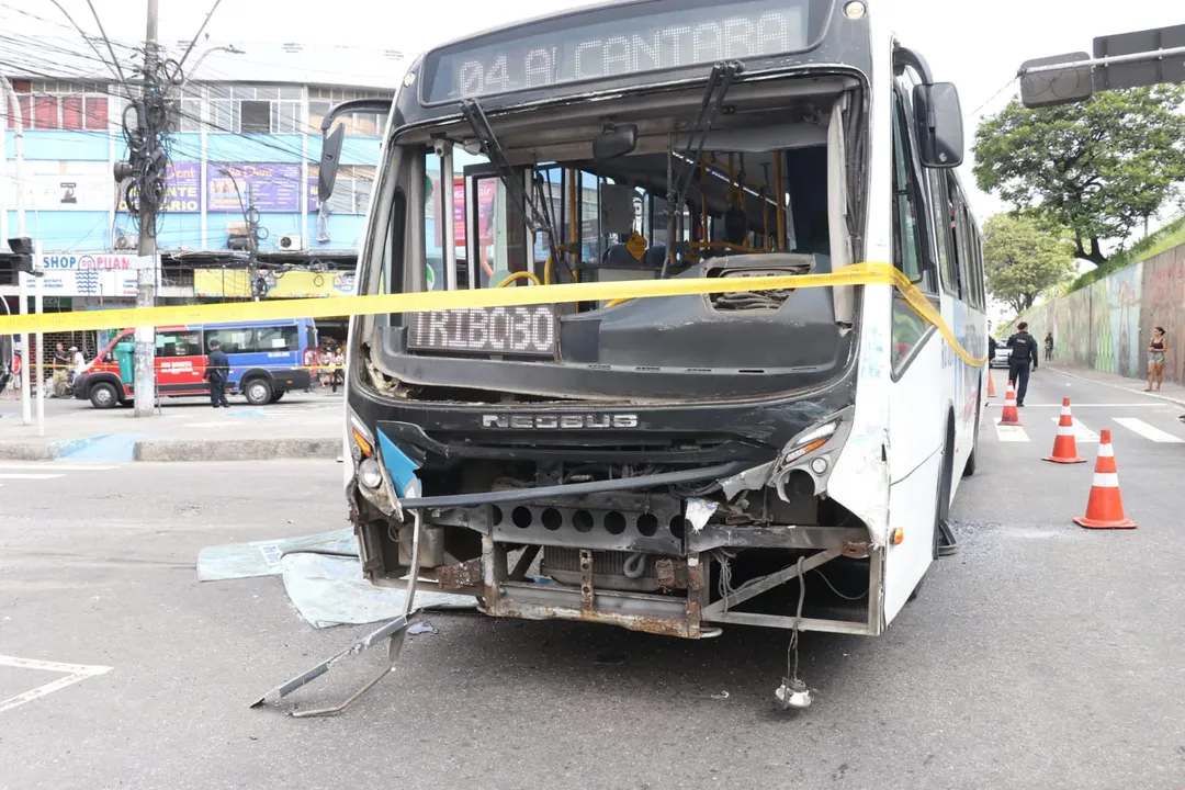 Ônibus capota e deixa feridos em São Gonçalo; veja imagens