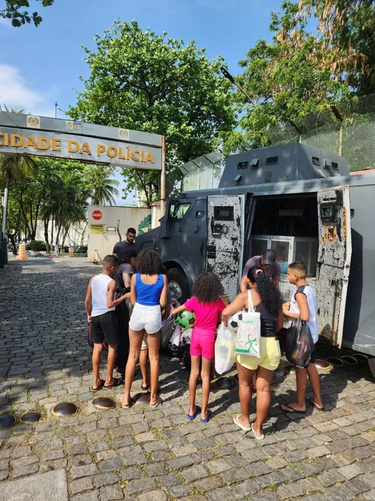 A iniciativa ocorreu em frente à Cidade da Polícia