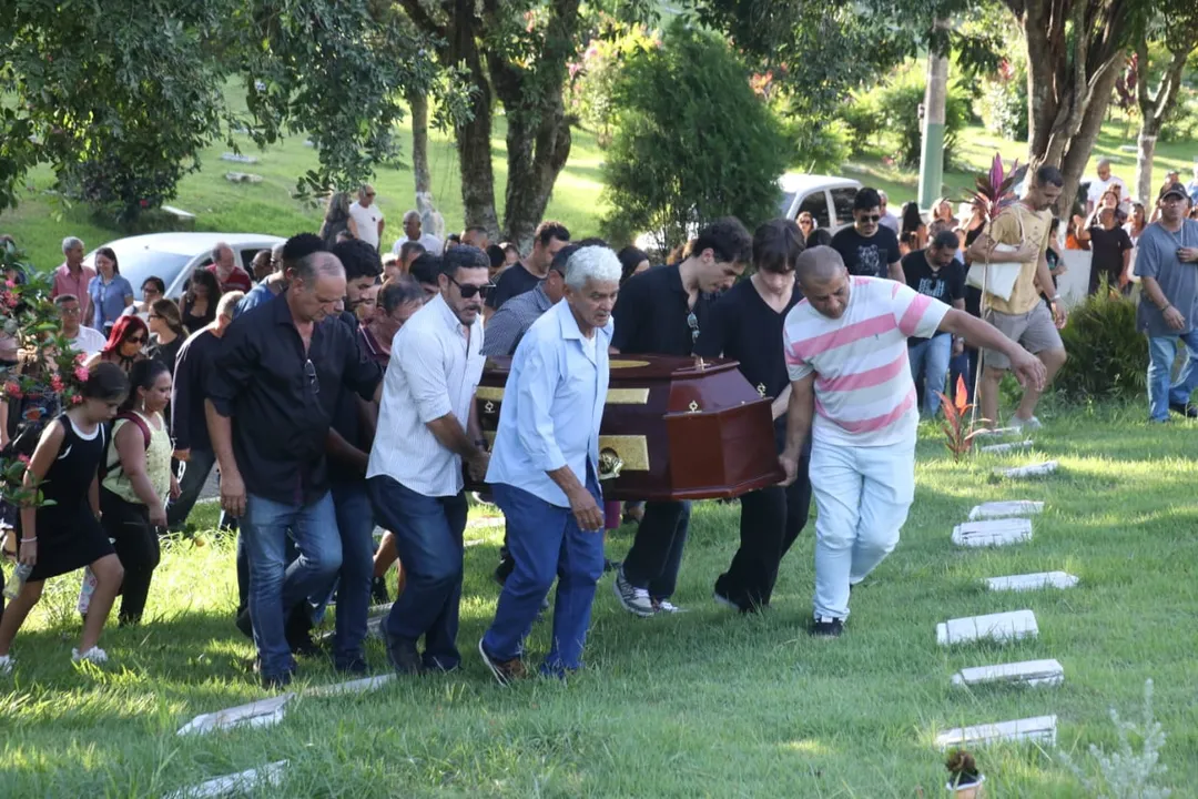 Enterro foi acompanhado por uma multidão em São Gonçalo