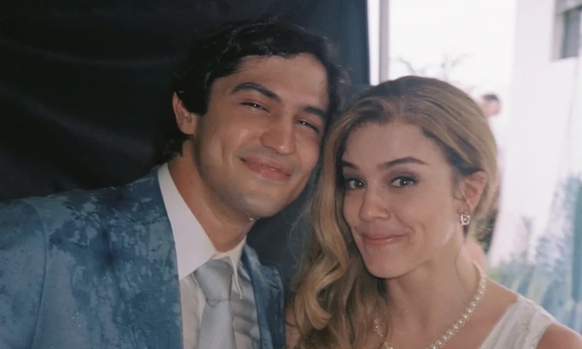 Gabriel Leone como Senna e Alice Wegmann como Lilian na série da Netflix