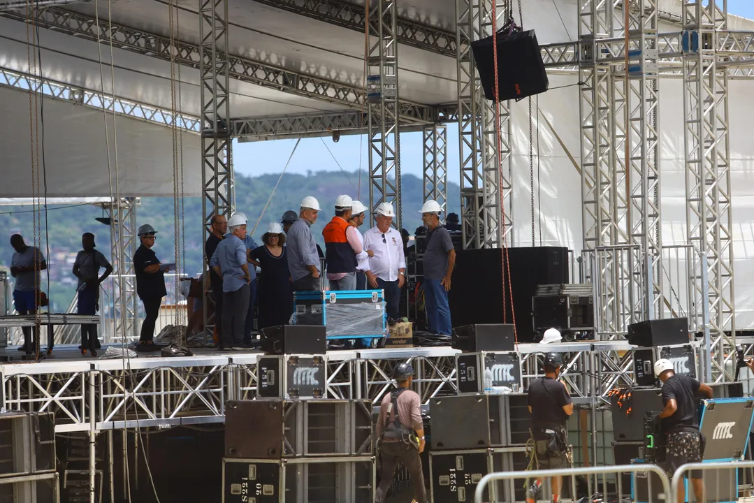 Prefeito e o presidente da Neltur André Bento acompanham finalização da montagem do palco em Niterói