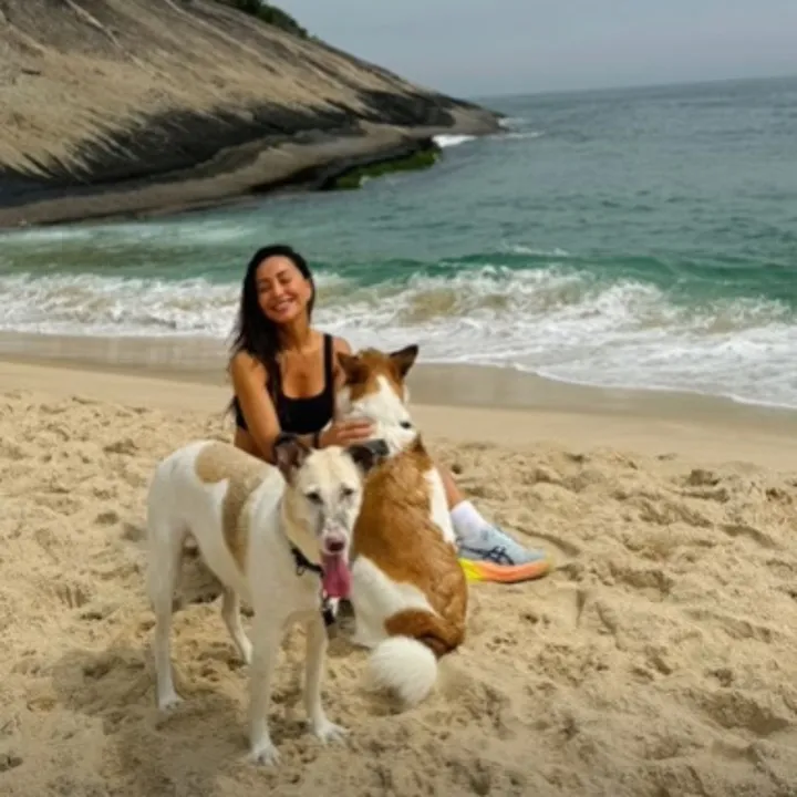 Sabrina Sato visita praia da Região Oceânica de Niterói; veja fotos