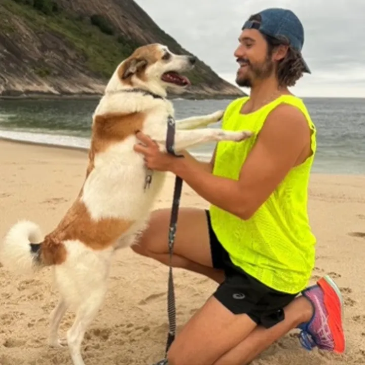 Sabrina Sato visita praia da Região Oceânica de Niterói; veja fotos