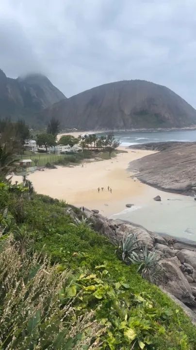 Sabrina Sato visita praia da Região Oceânica de Niterói; veja fotos