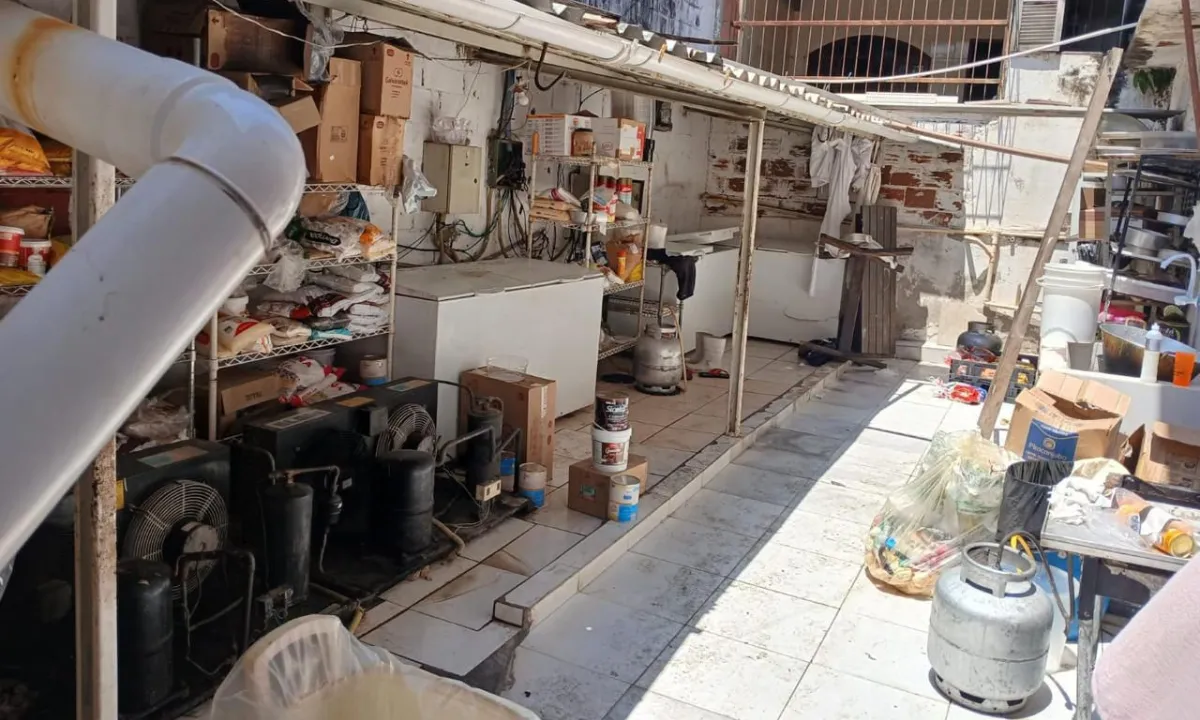 Supermercados são autuados por vender carne vencida em Maricá