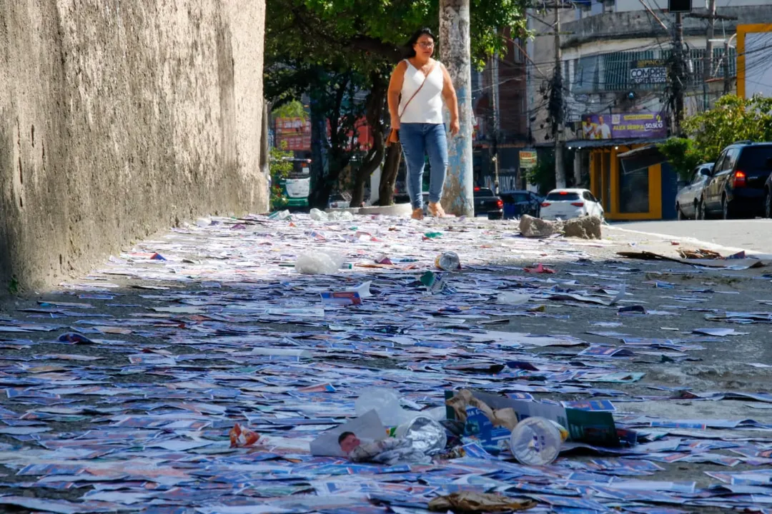 Latas de cerveja e embalagens de alimentos também foram achados entre os 'santinhos'