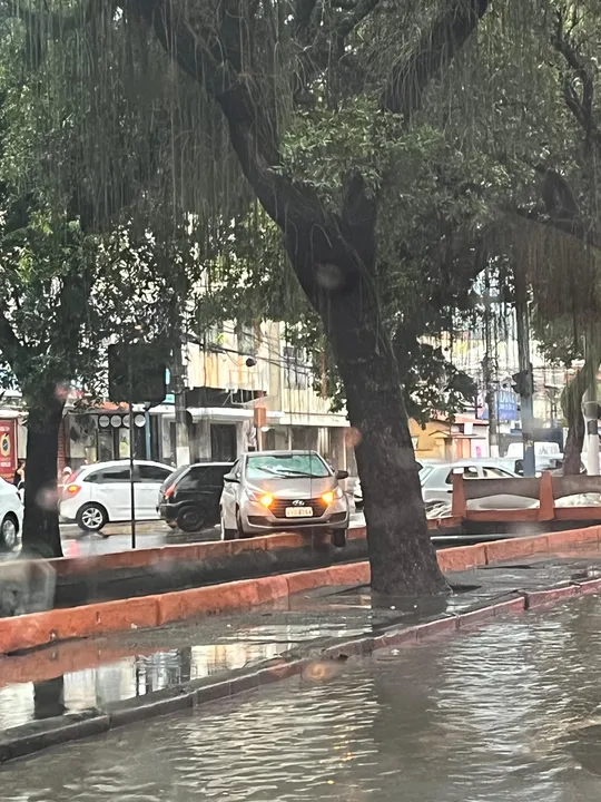 Chuva forte atinge vários pontos de Niterói