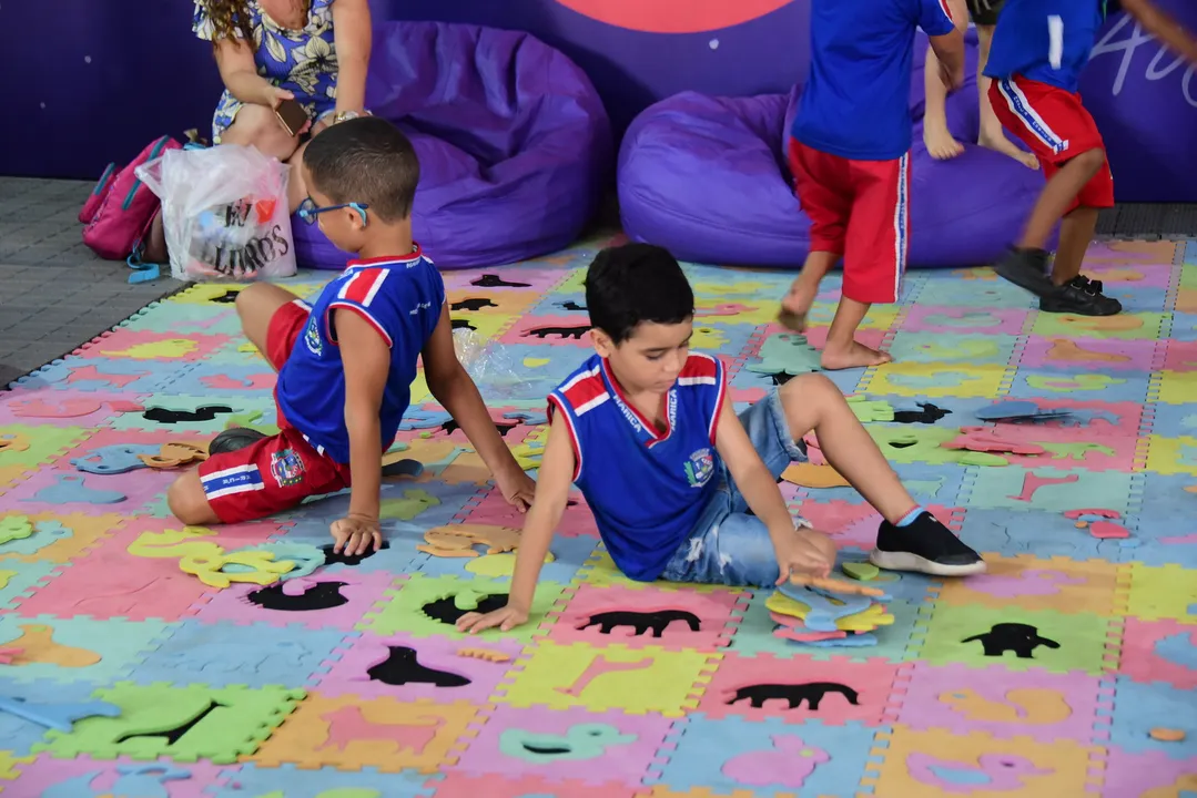 Crianças se divertem no espaço infantil Flinzinha