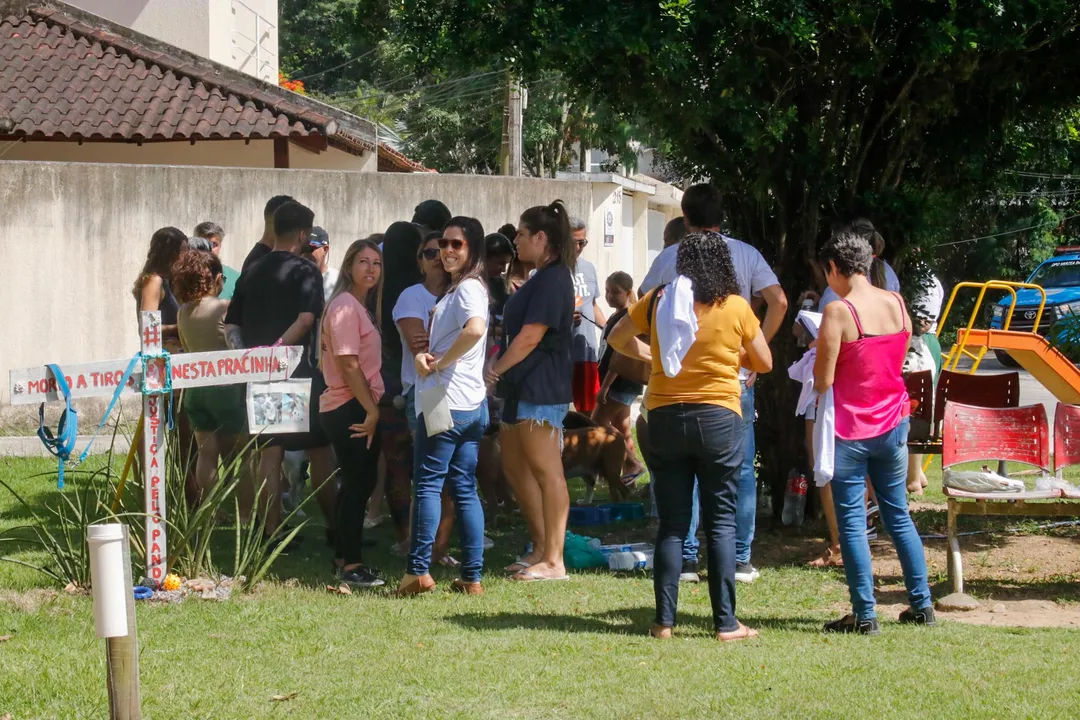 Tutores protestam por morte de cachorro em praça de Niterói