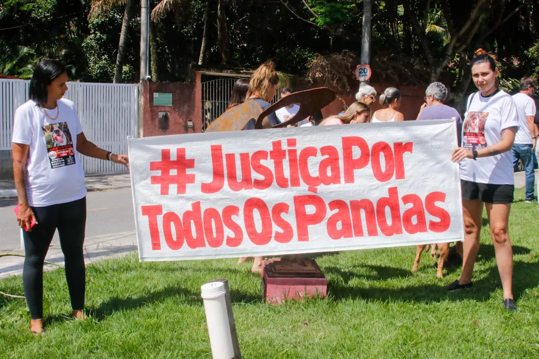 Tutores protestam por morte de cachorro em praça de Niterói