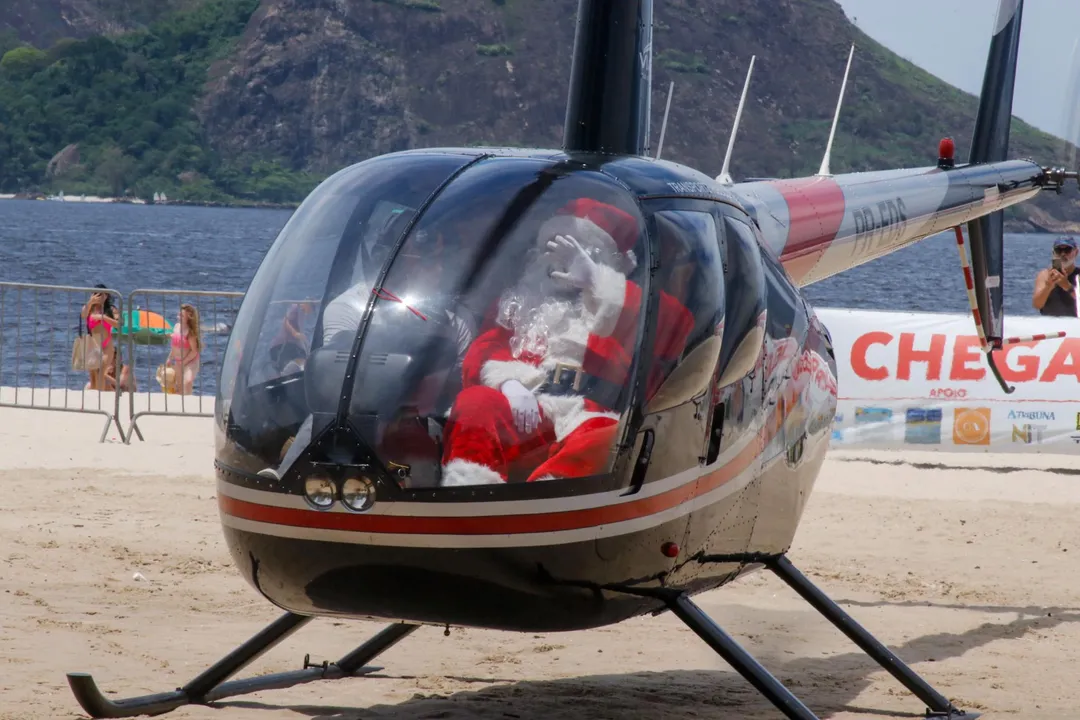 Veja como foi a chegada do Papai Noel na Praia de Icaraí