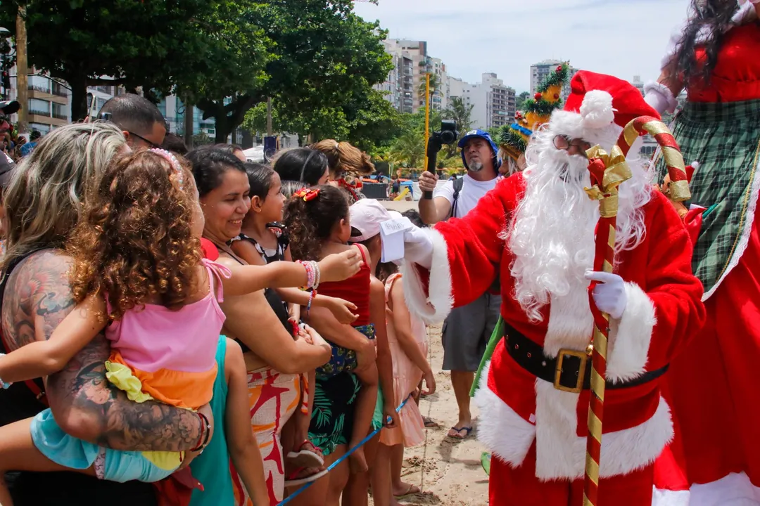 Veja como foi a chegada do Papai Noel na Praia de Icaraí