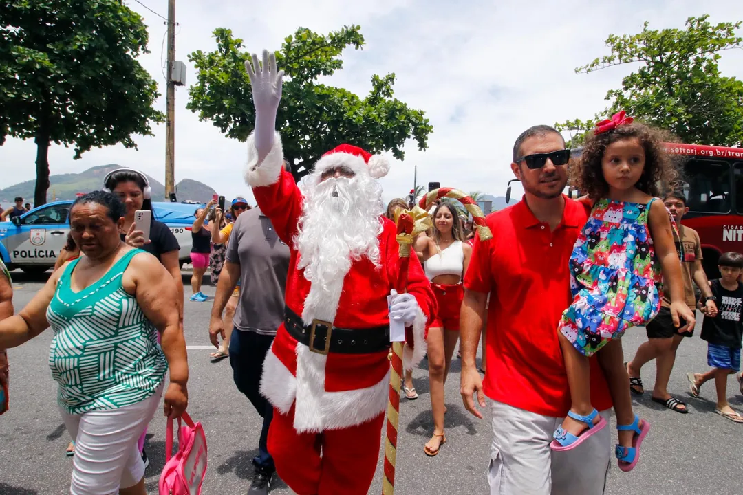 Veja como foi a chegada do Papai Noel na Praia de Icaraí