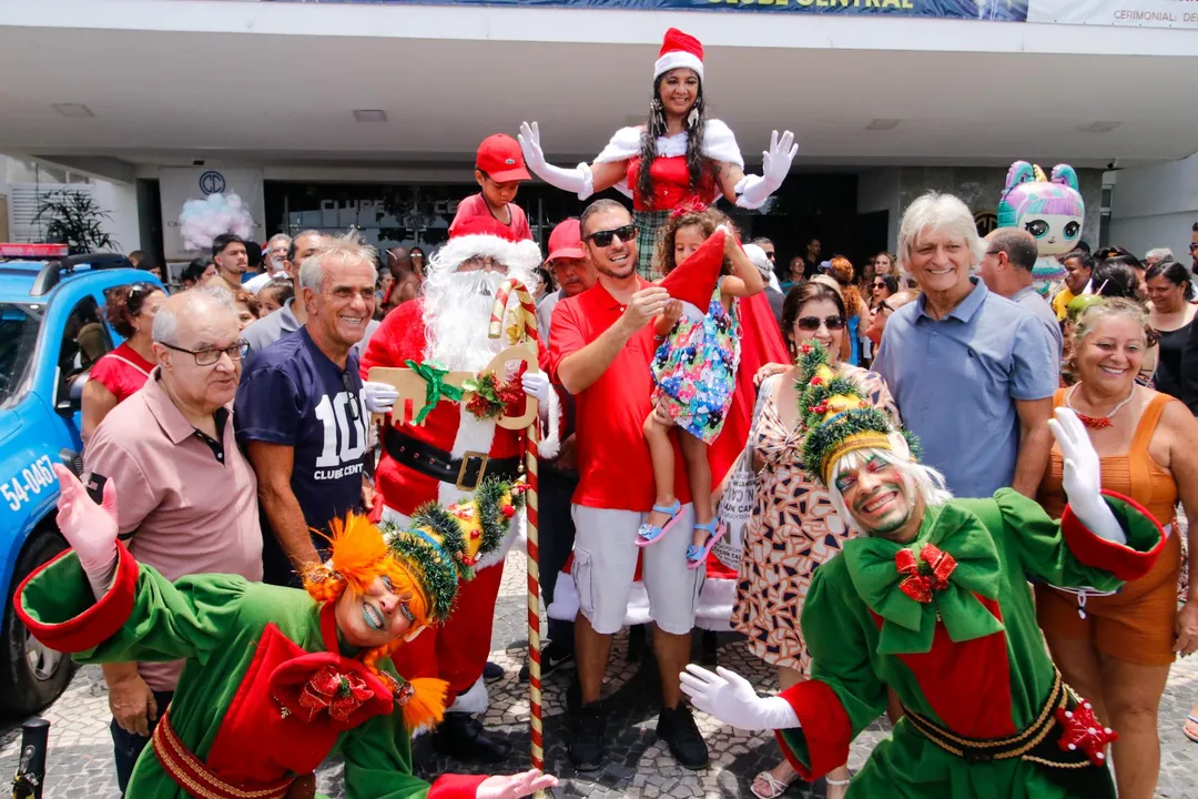 Veja como foi a chegada do Papai Noel na Praia de Icaraí