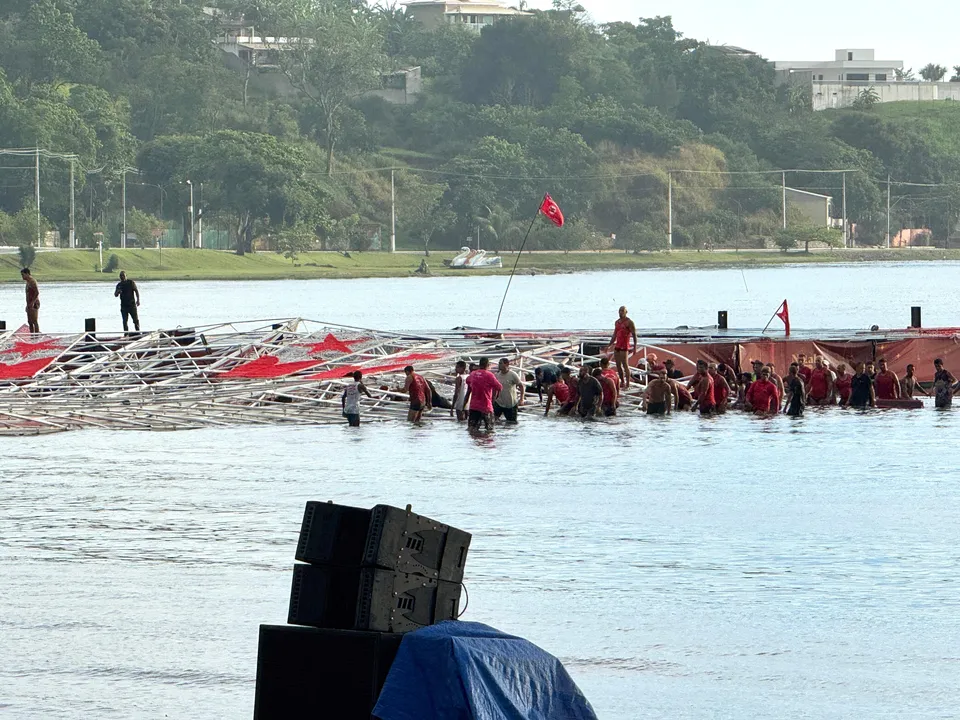 Veja imagens dos destroços da árvore de Natal de Maricá