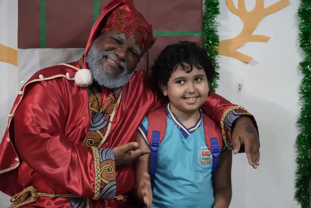 Sorrisão no rosto: Papai Noel fez a festa da criançada