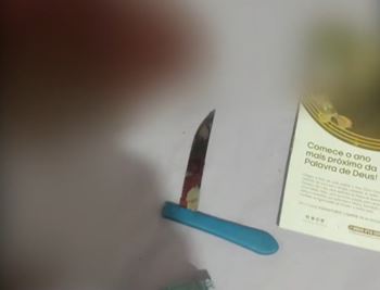 Faca utilizada no crime e encontrada pela polícia