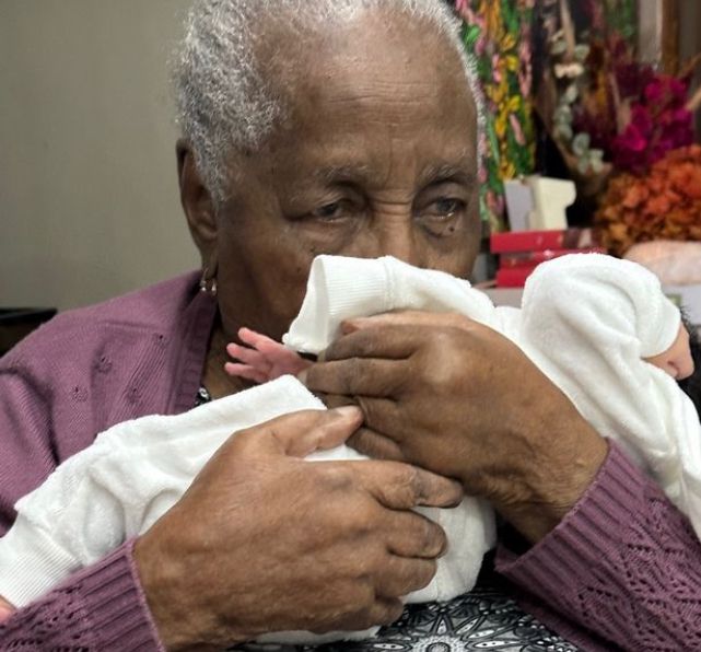 Iza revela primeiras imagens da filha Nala: 'Muito amor'