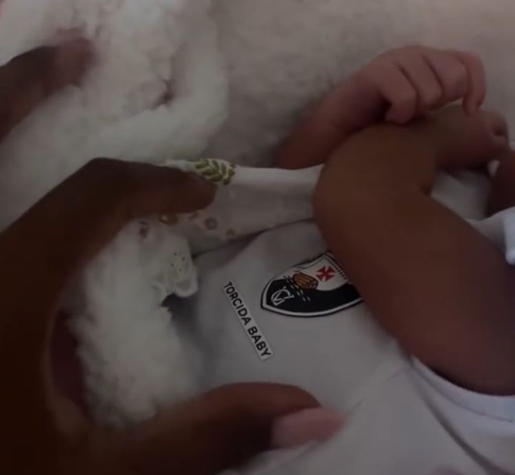 Iza revela primeiras imagens da filha Nala: 'Muito amor'