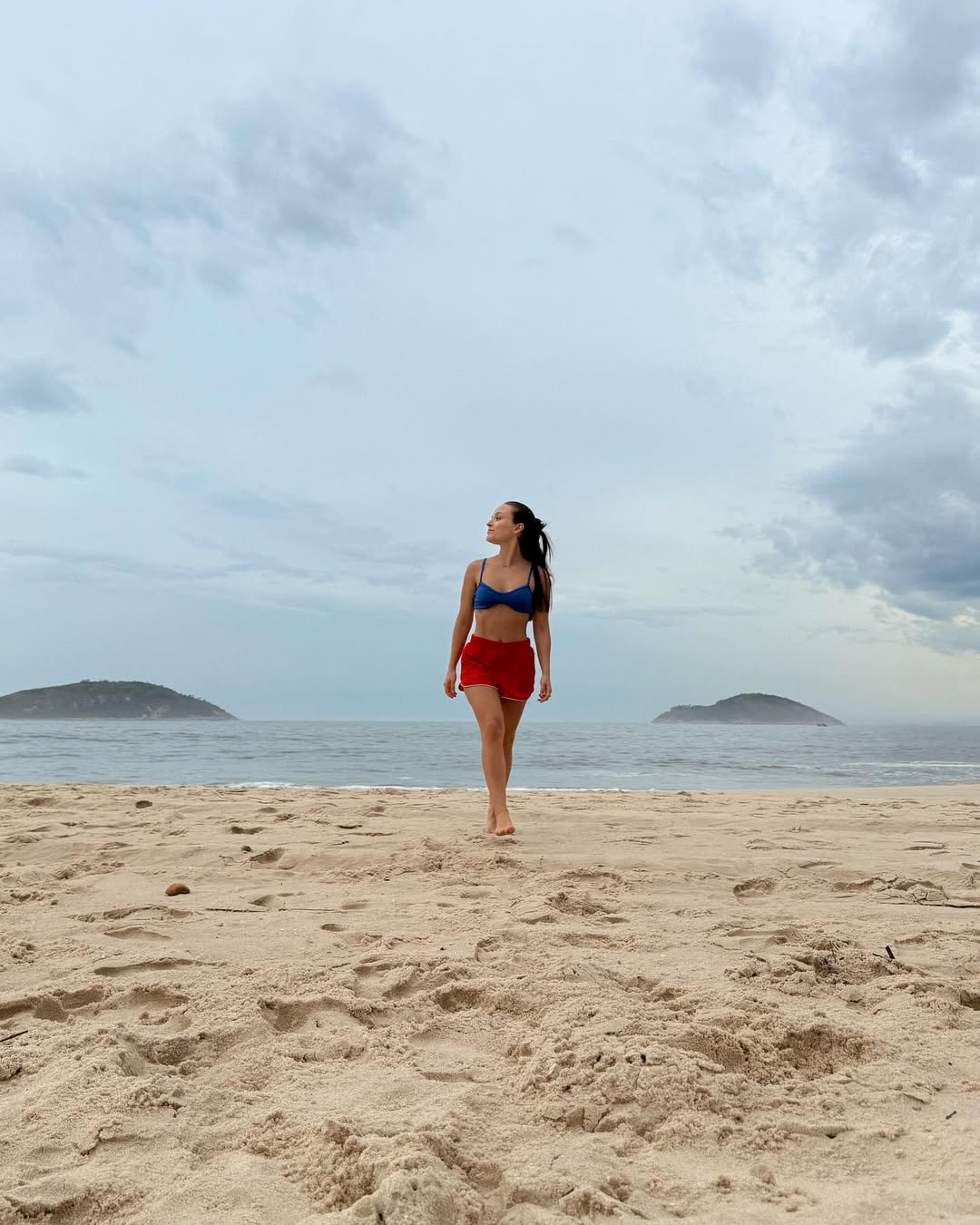 Larissa Manoela escolheu a praia de Camboinhas para descansar