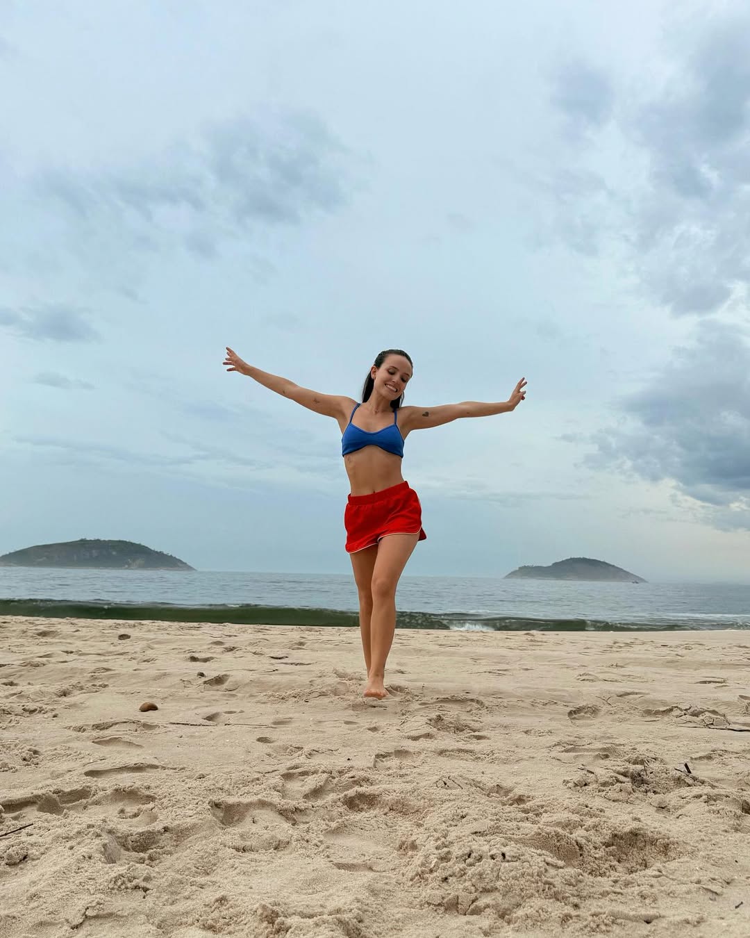 Larissa Manoela escolheu a praia de Camboinhas para descansar