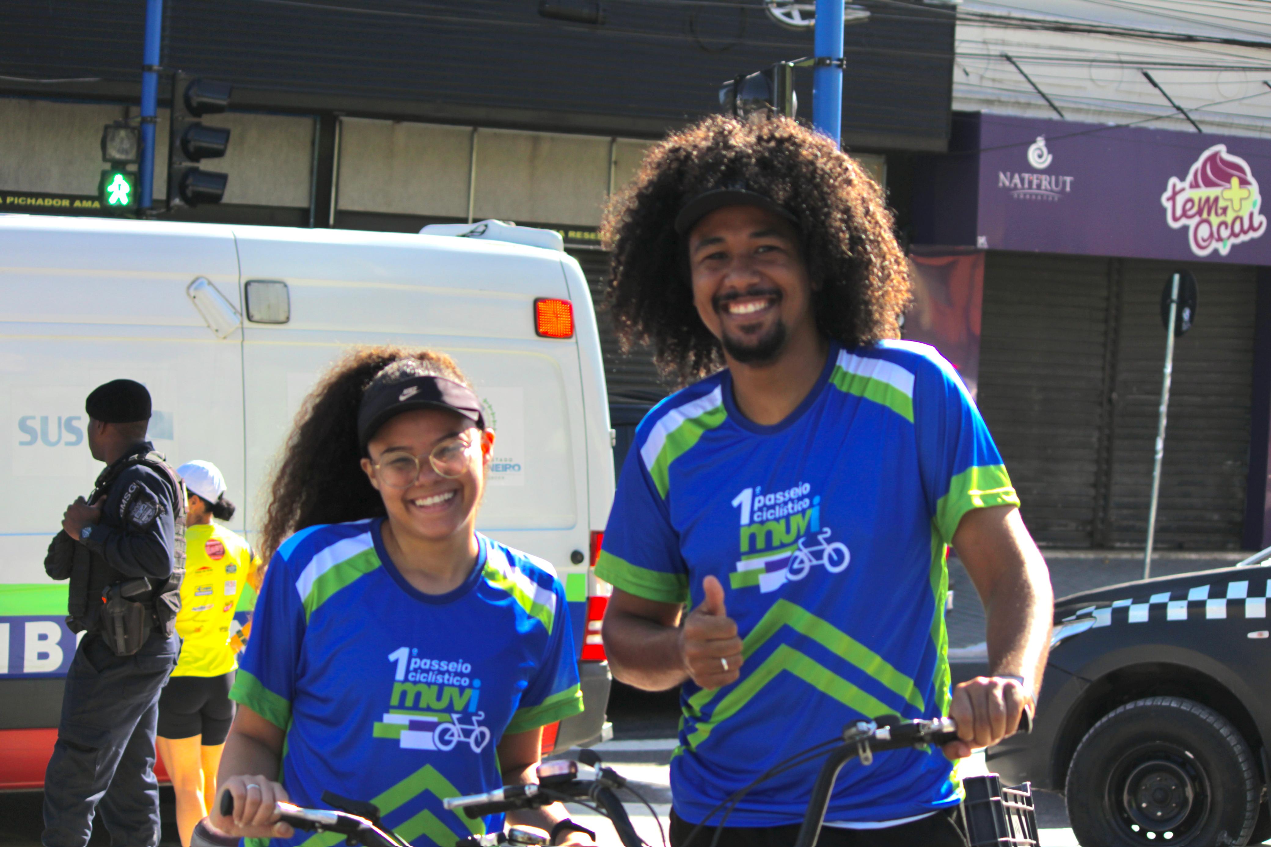 Paulo Vieira e Vivian Pereira aproveitaram o evento para passear em casal