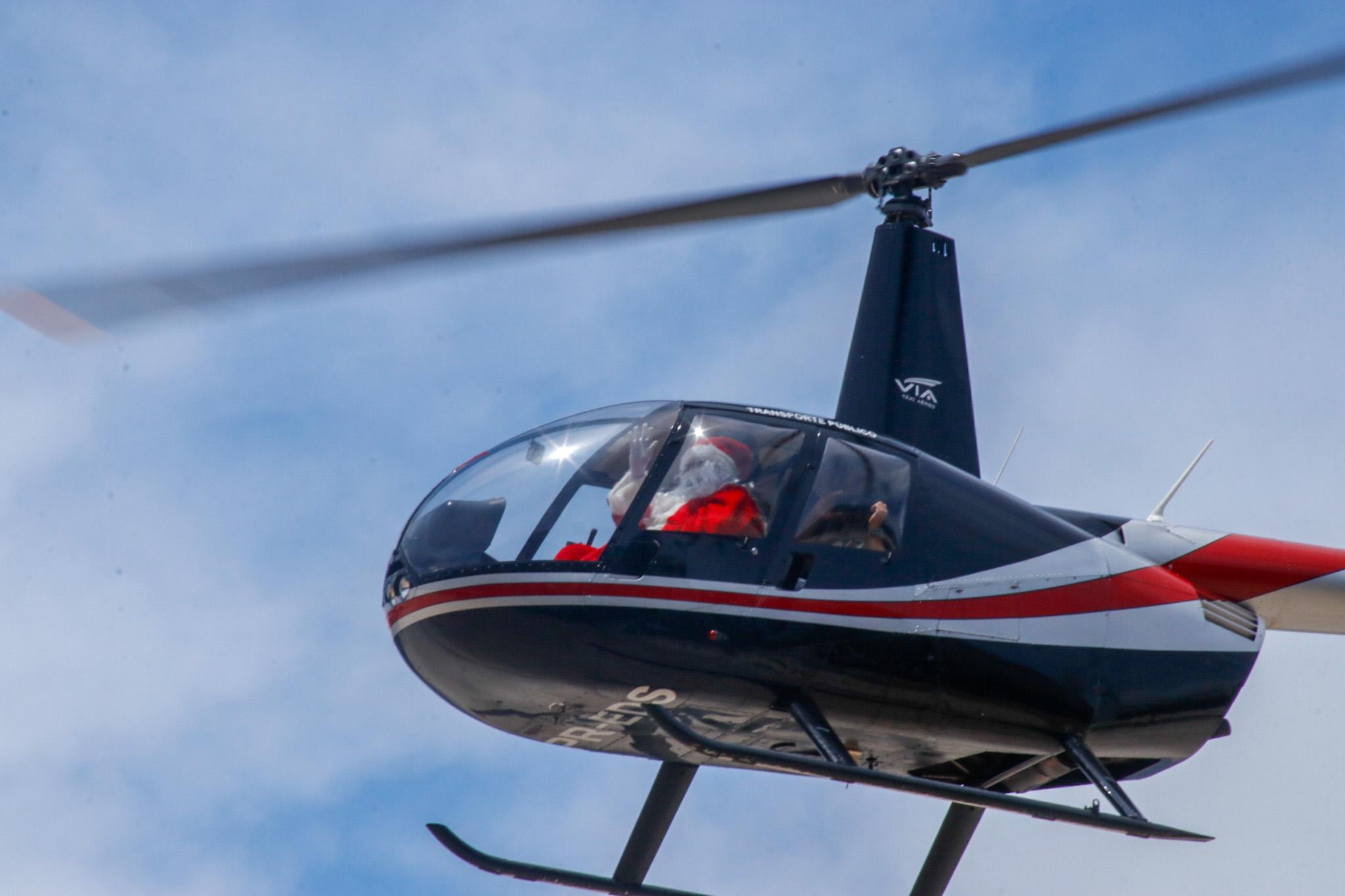 Veja como foi a chegada do Papai Noel na Praia de Icaraí