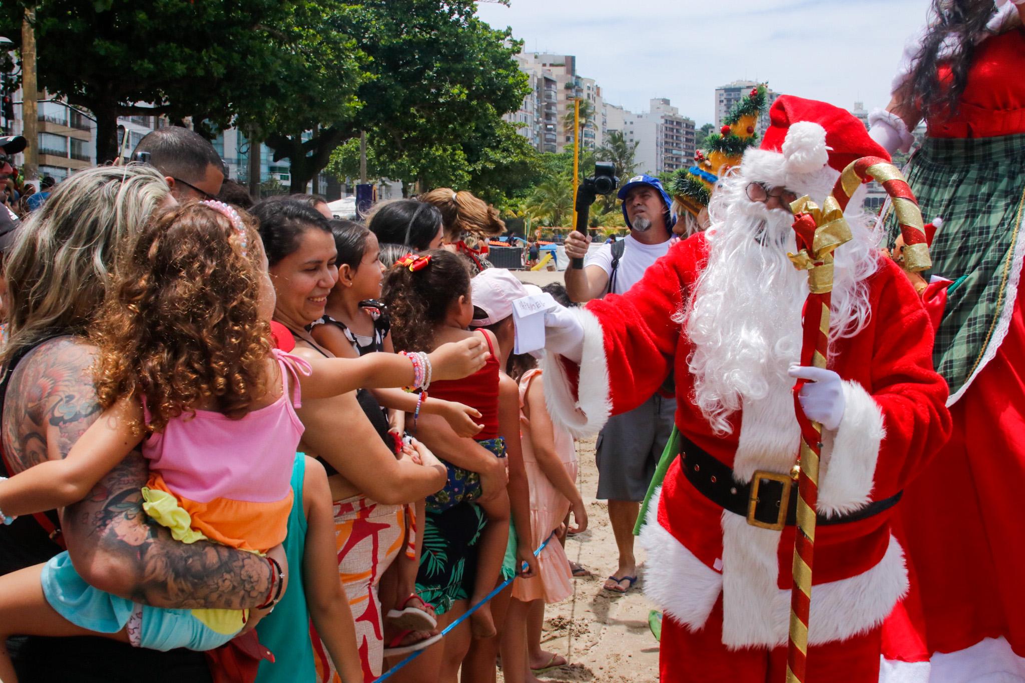 Veja como foi a chegada do Papai Noel na Praia de Icaraí