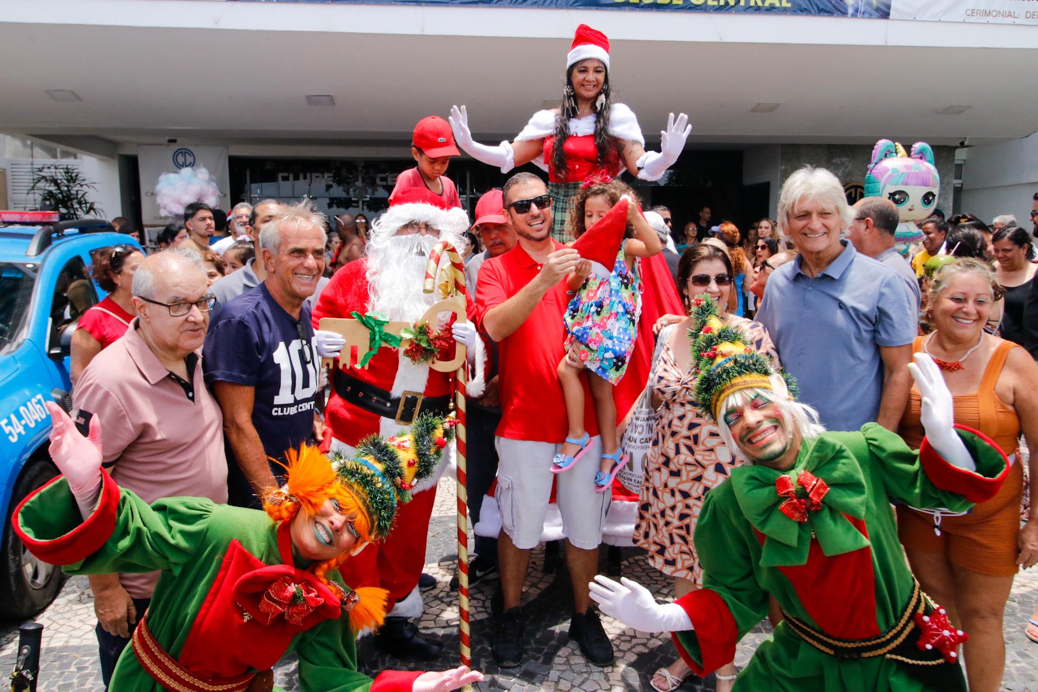 Veja como foi a chegada do Papai Noel na Praia de Icaraí