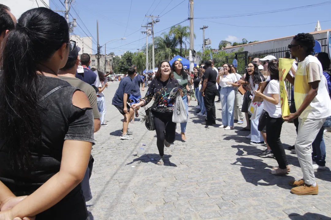 Alunos correndo para entrar na UFF e não se atrasar