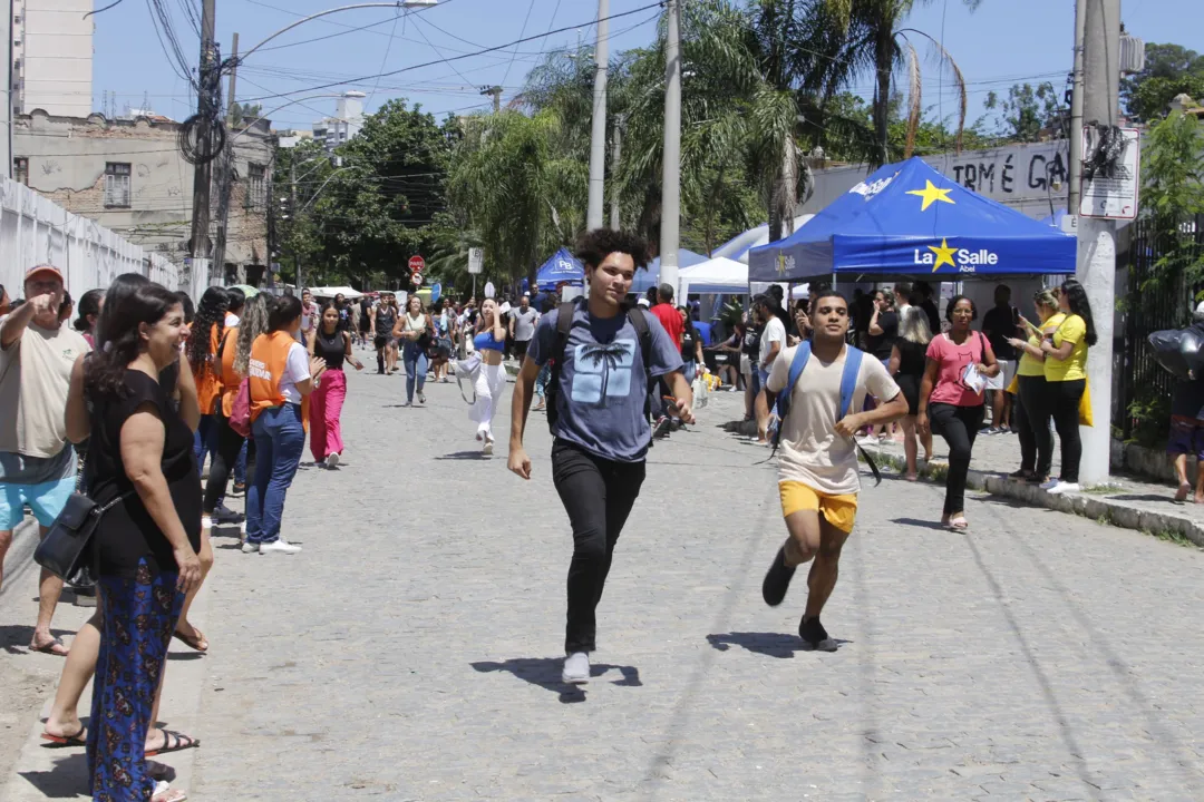 Alunos correndo para entrar na UFF e não se atrasar