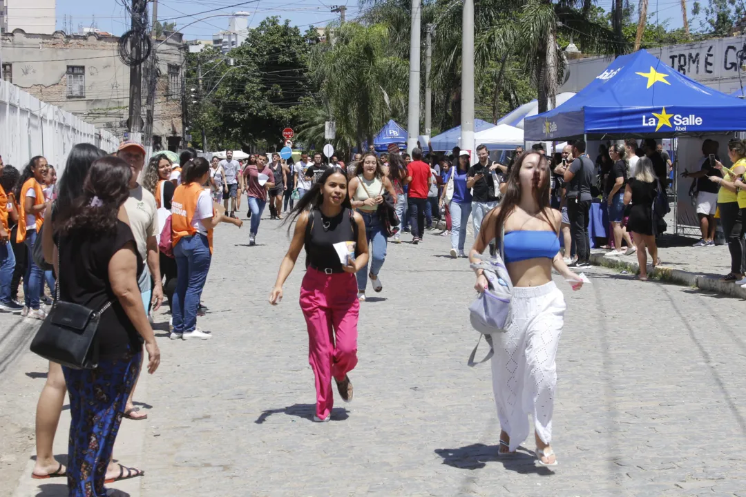 Alunos correndo para entrar na UFF e não se atrasar