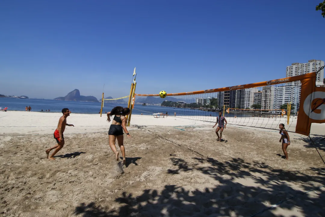 Após liberação do Inea, banhistas se jogam em Icaraí: 'Dormi aqui'