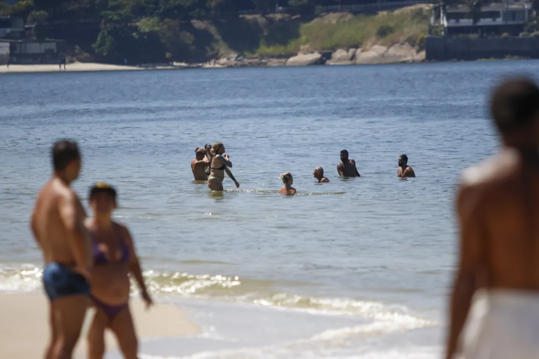 Após liberação do Inea, banhistas se jogam em Icaraí: 'Dormi aqui'