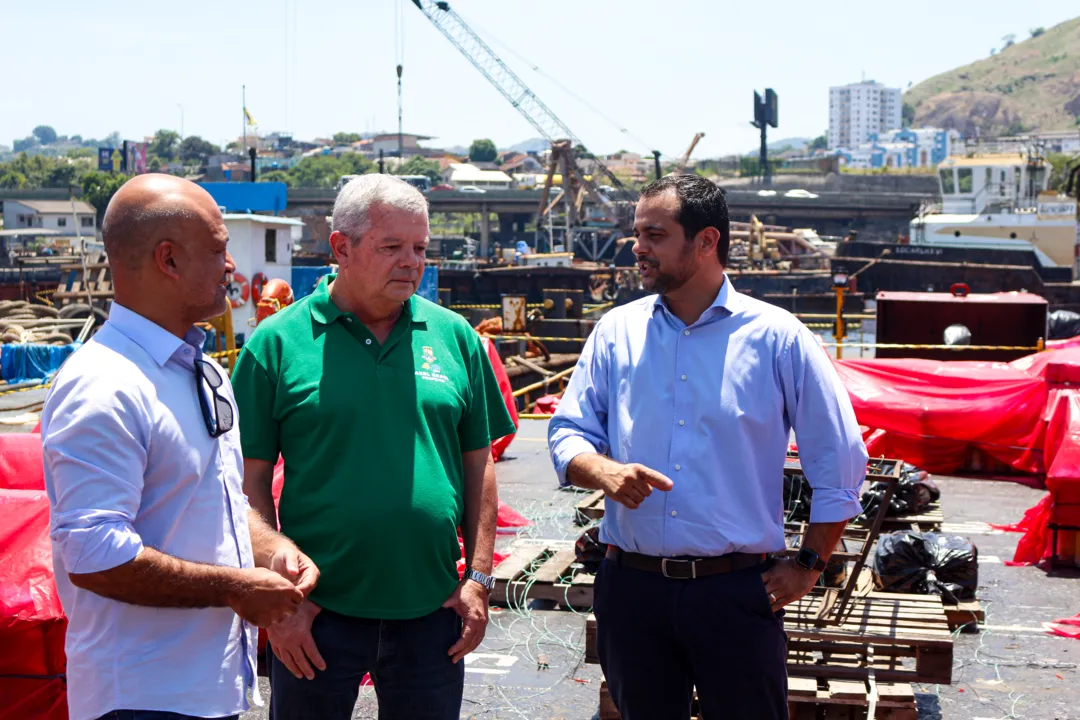 Axel, André e Wallace Medeiros estiveram na vistoria das balsas com os fogos para Niterói 