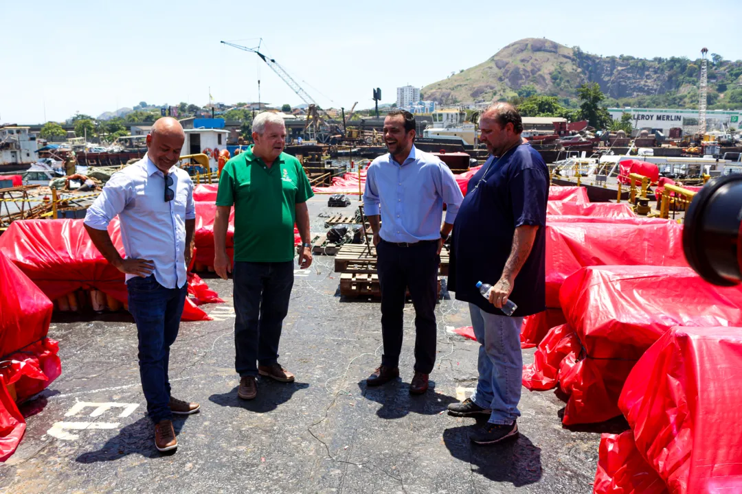 Axel, André e Wallace Medeiros estiveram na vistoria das balsas com os fogos para Niterói 