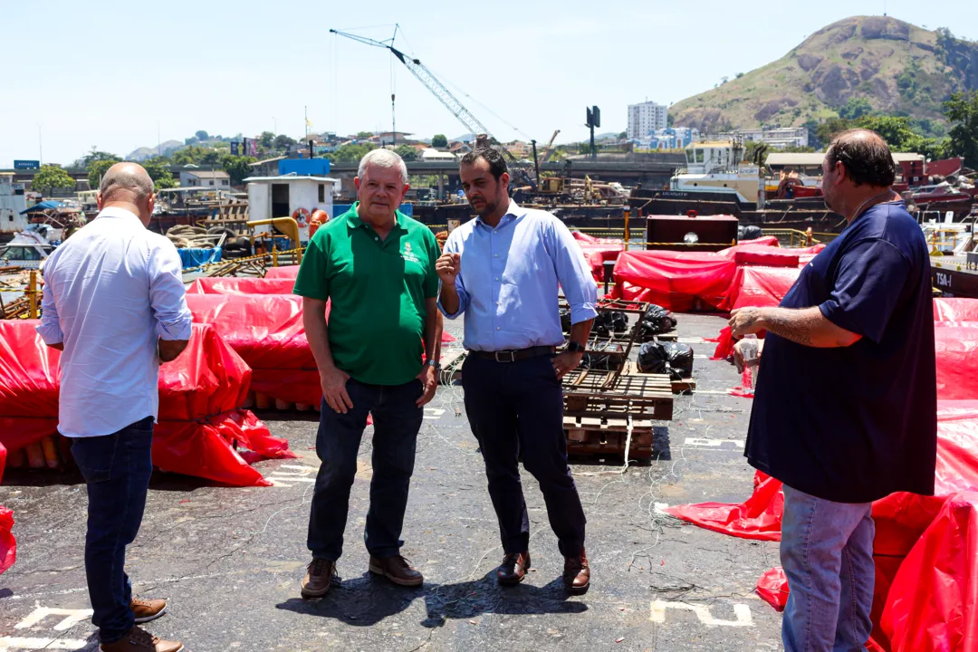 Axel, André e Wallace Medeiros estiveram na vistoria das balsas com os fogos para Niterói 