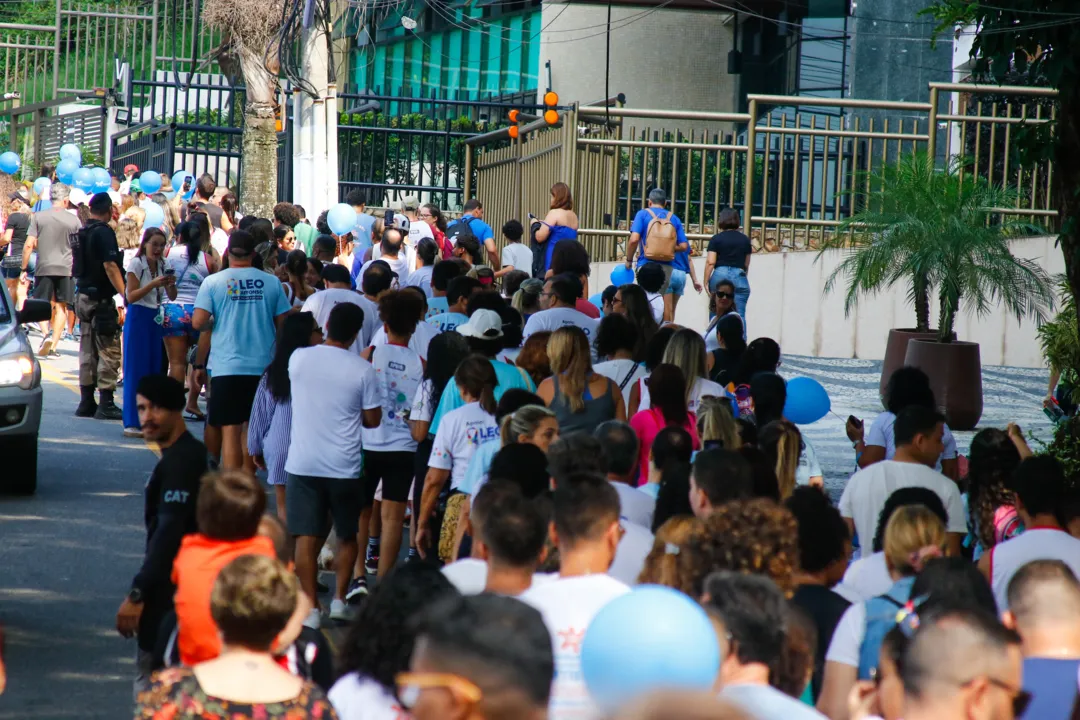 Caminhada de Conscientização do Autismo reúne multidão em Niterói