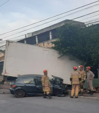 Acidente deixou três pessoas feridas