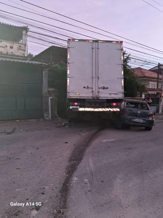 Acidente deixou três pessoas feridas