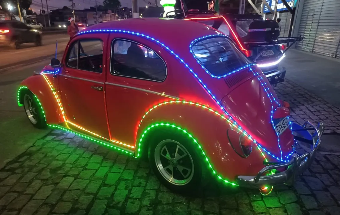 Carros iluminados chamaram a atenção dos moradores