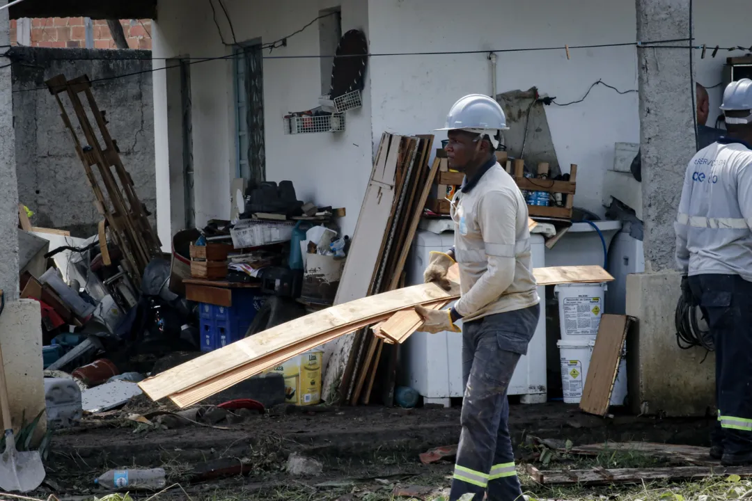 'Desesperado', diz morador que teve casa destruída na Baixada