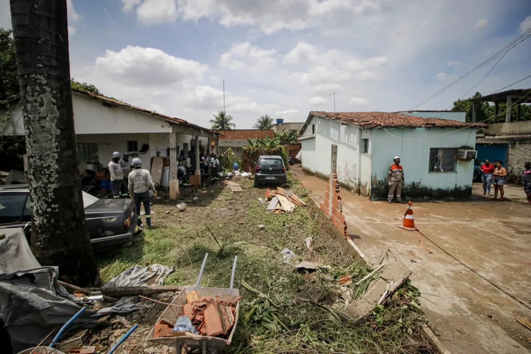 'Desesperado', diz morador que teve casa destruída na Baixada