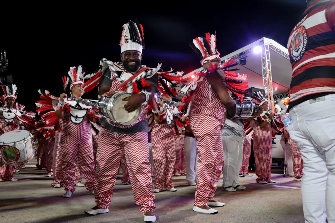 Desfiles de escolas de samba em Niterói têm início vibrante