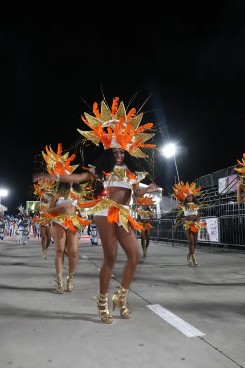 Desfiles de escolas de samba em Niterói têm início vibrante