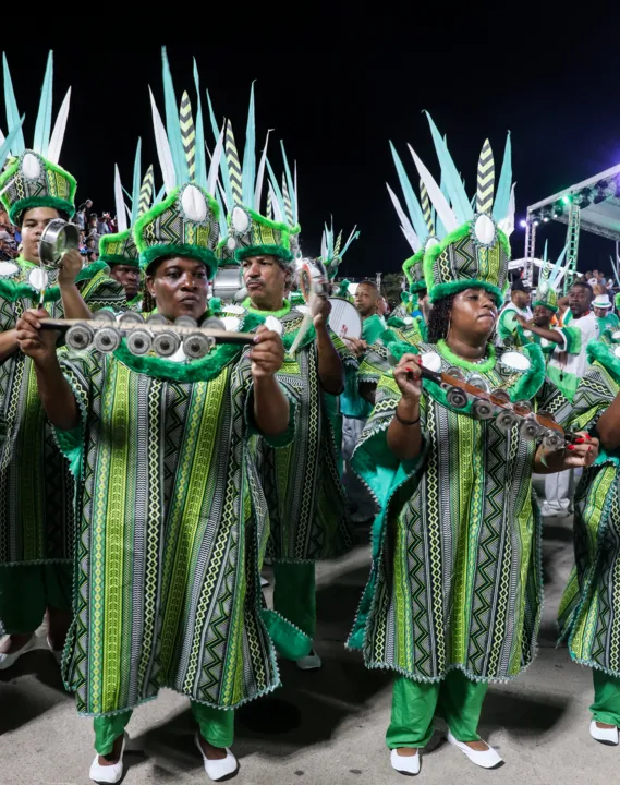 Desfiles de escolas de samba em Niterói têm início vibrante